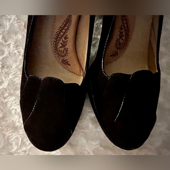 New in box. Suede chocolate brown heels. Scalloped edges in front and back. - Picture 5 of 9